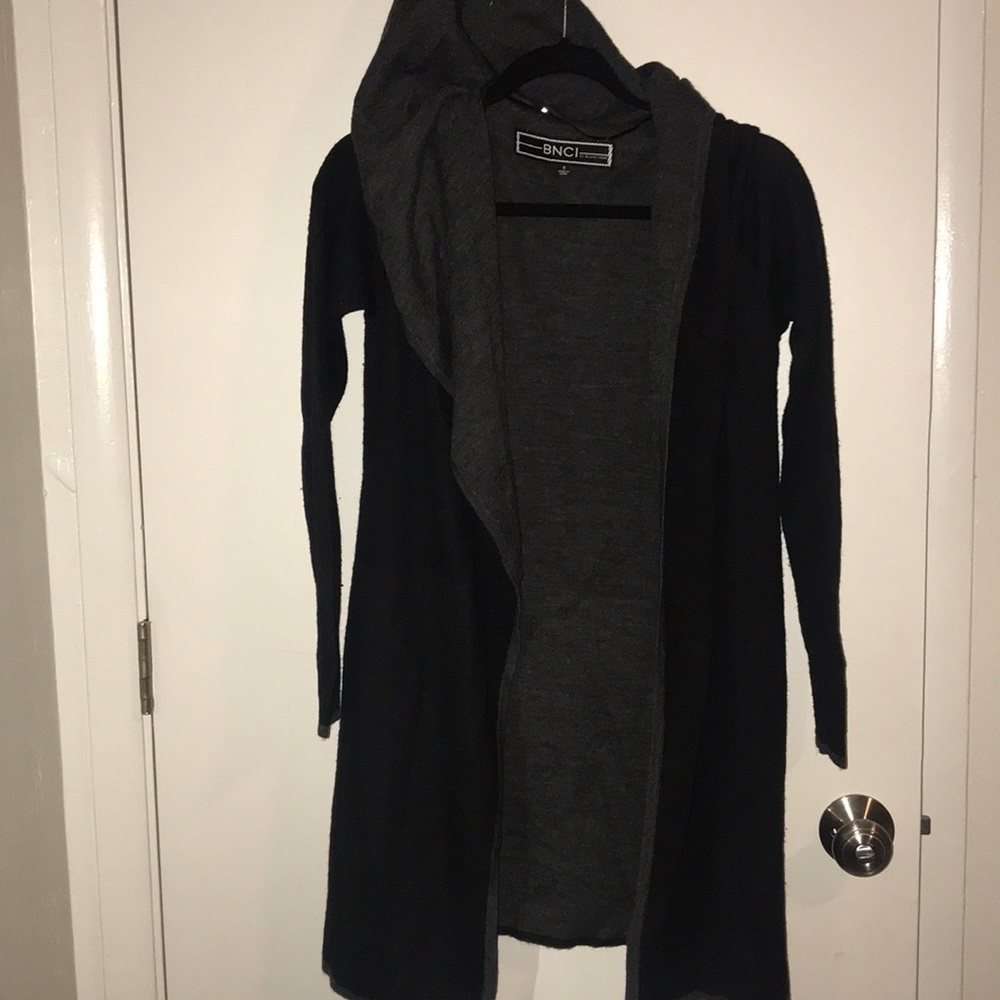 Sweater with hoodie and pockets